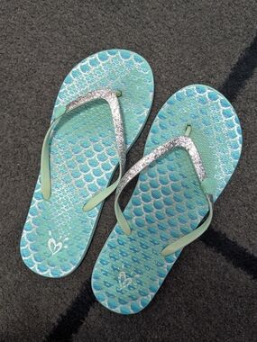 Justice Aqua Mermaid-Print Flip Flops with Silver Glitter Straps